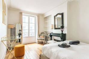 2 bedrooms, WiFi - Elegant 2BR Apartment - Near Eiffel Tower (Paris)