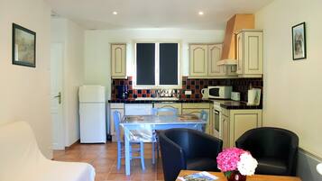 Réfrigérateur, micro-ondes, four, plaque de cuisson