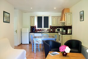 Fridge, microwave, oven, stovetop - Cottage for 2 with Heated Pool and Wi-Fi in Quiet Sarlat Setting (Sarlat-la-Canéda)