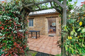 Terrace/patio - Cottage for 2 with Heated Pool and Wi-Fi in Quiet Sarlat Setting (Sarlat-la-Canéda)