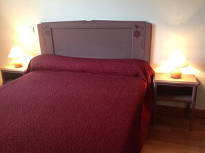 Iron/ironing board, WiFi, bed sheets - Cottage for 2 with Heated Pool and Wi-Fi in Quiet Sarlat Setting (Sarlat-la-Canéda)