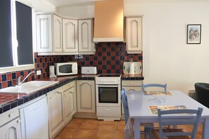 Fridge, microwave, oven, stovetop - Cottage for 2 with Heated Pool and Wi-Fi in Quiet Sarlat Setting (Sarlat-la-Canéda)