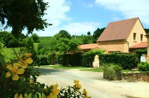 Property grounds - Cottage for 2 with Heated Pool and Wi-Fi in Quiet Sarlat Setting (Sarlat-la-Canéda)