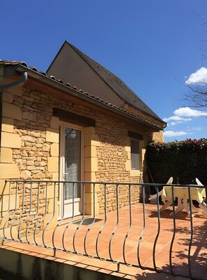 Terrace/patio - Cottage for 2 with Heated Pool and Wi-Fi in Quiet Sarlat Setting (Sarlat-la-Canéda)