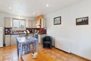 Fridge, microwave, oven, stovetop - Cottage for 2 with Heated Pool and Wi-Fi in Quiet Sarlat Setting (Sarlat-la-Canéda)