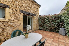 Outdoor dining - Gite for 4 with Heated Pool in Quiet Setting Near Sarlat (Sarlat-la-Canéda)
