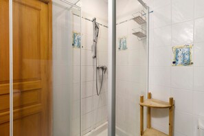 Shower, towels - Gite for 4 with Heated Pool in Quiet Setting Near Sarlat (Sarlat-la-Canéda)