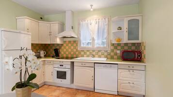 Køleskab, mikrobølgeovn, ovn, kogeplade