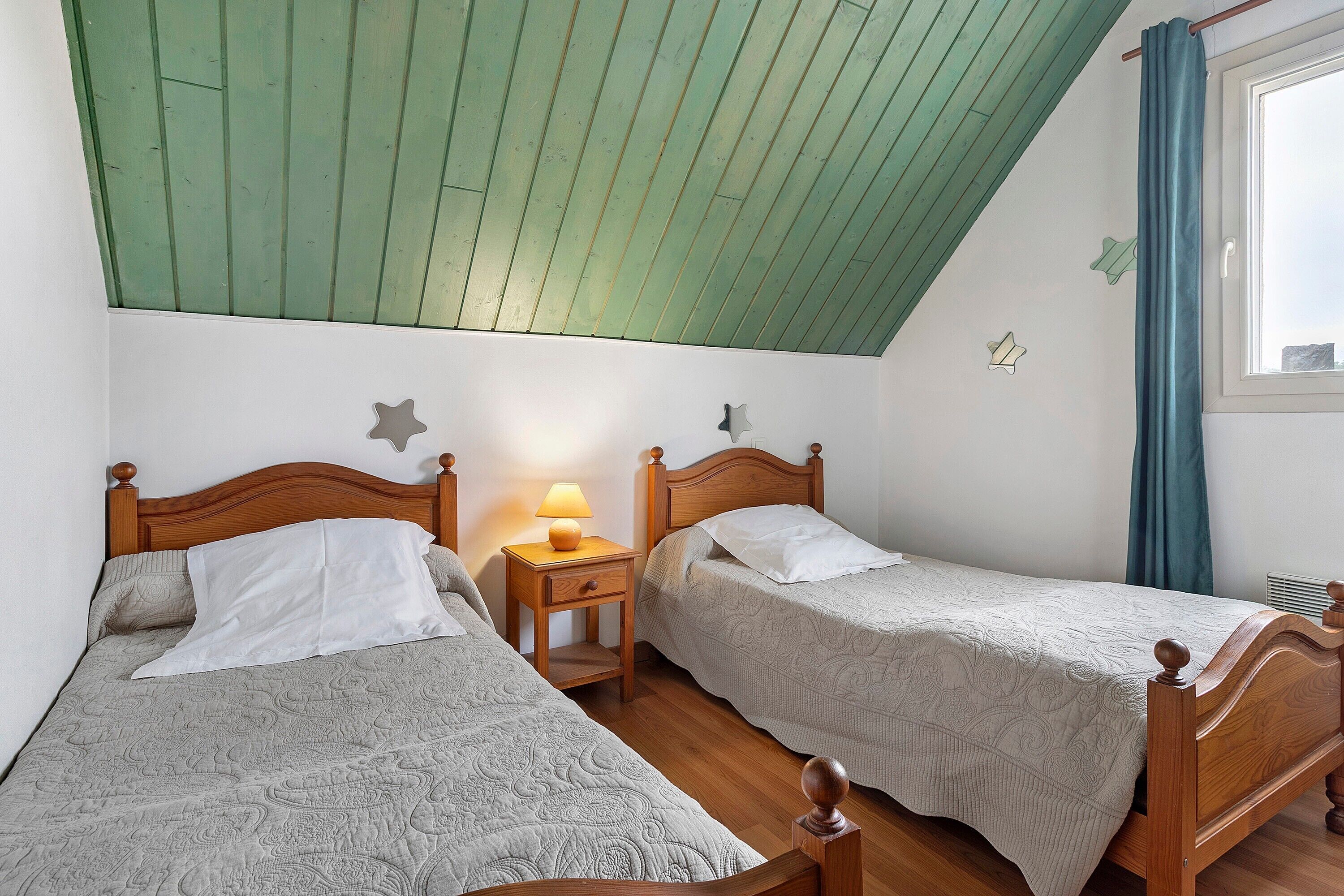 Tabla de planchar con plancha, wifi y ropa de cama 