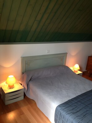 Silitysrauta/-lauta, Wi-Fi, vuodevaatteet