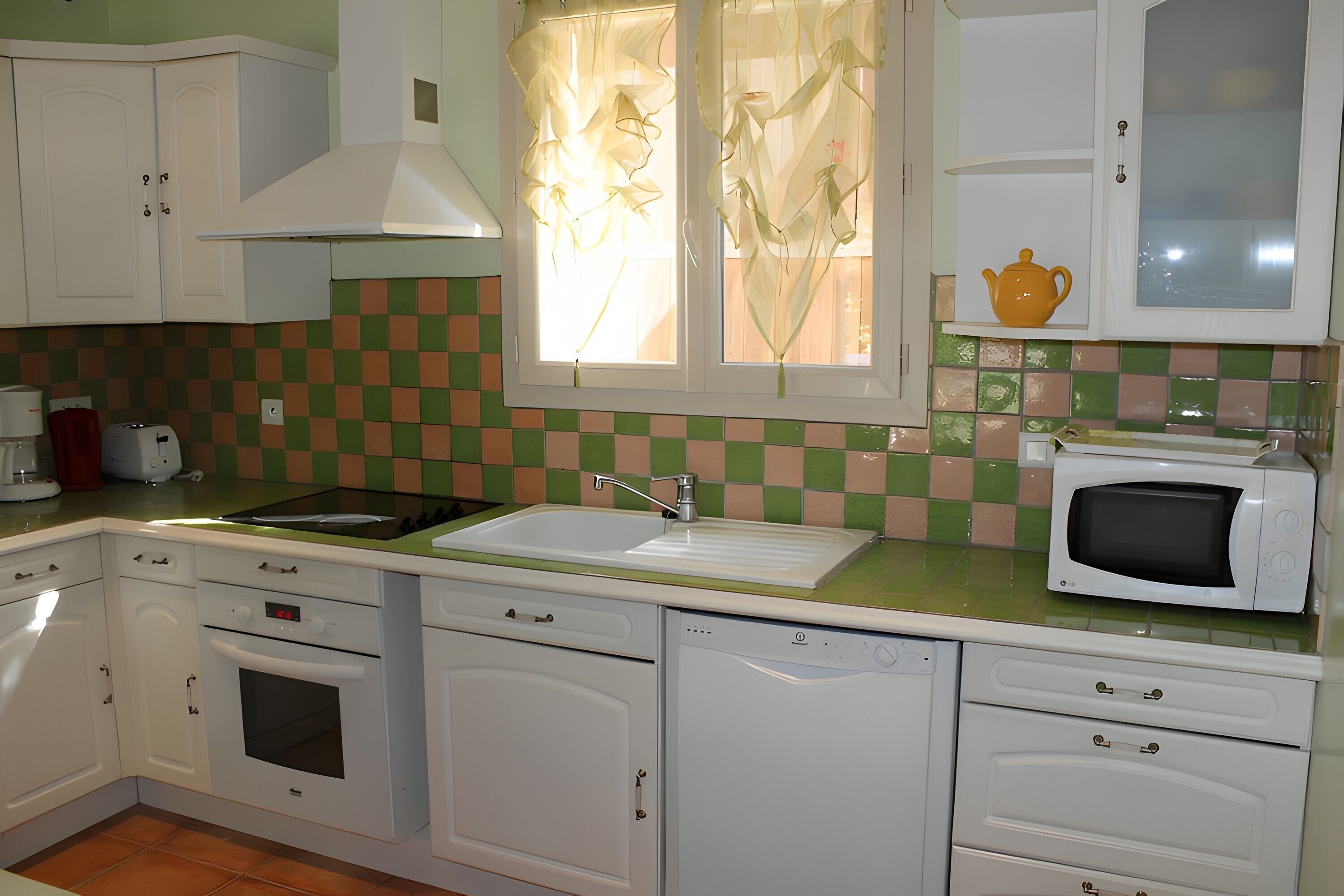 Jääkaappi, mikroaaltouuni, uuni, liesi