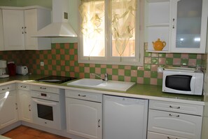 Jääkaappi, mikroaaltouuni, uuni, liesi