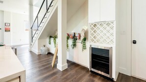Eine moderne Küche mit Backofen, Treppe und einer weißen Tür.