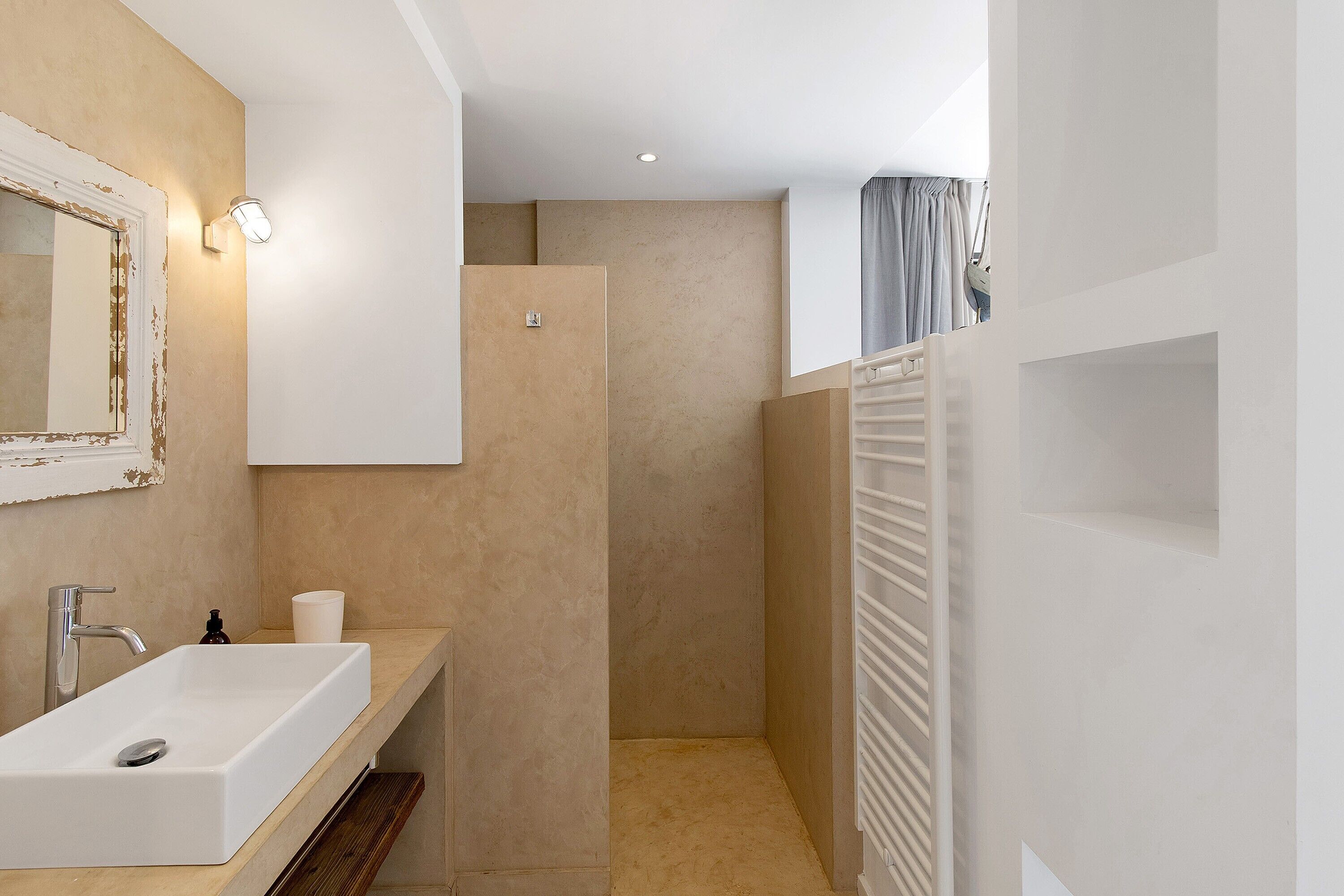 Douche, sèche-cheveux, serviettes fournies