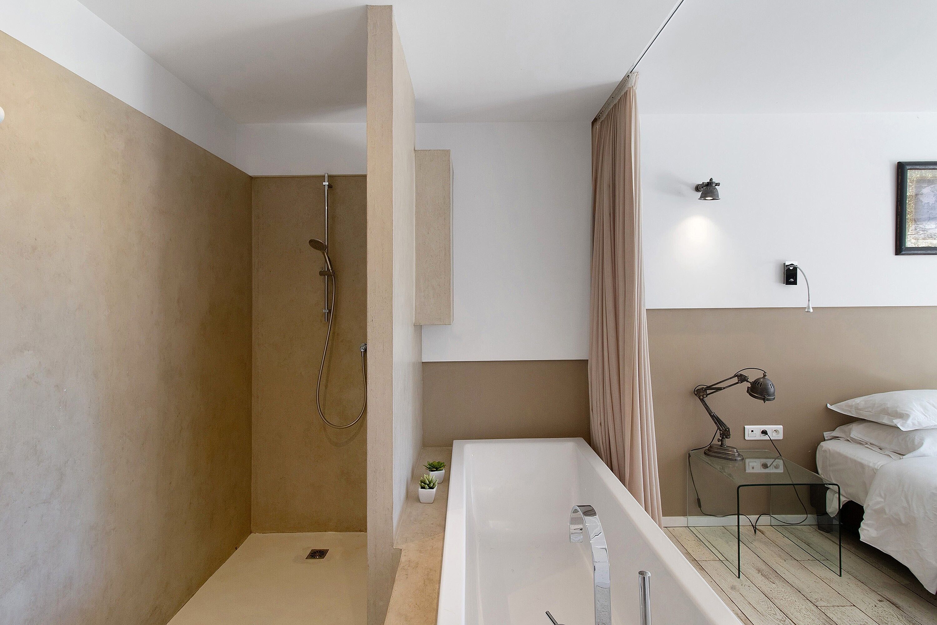 Douche, sèche-cheveux, serviettes fournies