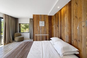 Tabla de planchar con plancha, wifi y ropa de cama