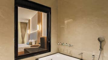 Dobbeltrom – premier, balkong, dalutsikt | Dypt badekar