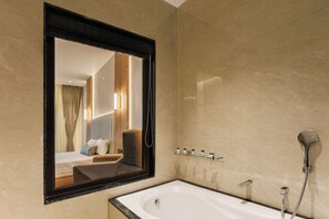 Chambre Double « Premier », balcon, vue vallée | Baignoire relaxante profonde