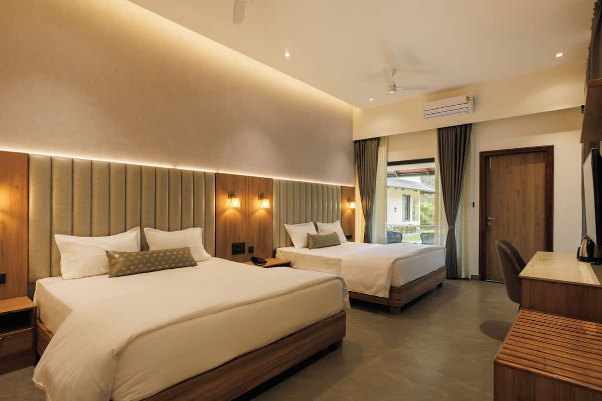 Kamar Quadruple Superior, balkon, pemandangan kolam renang | Kedap suara dan Wi-Fi gratis