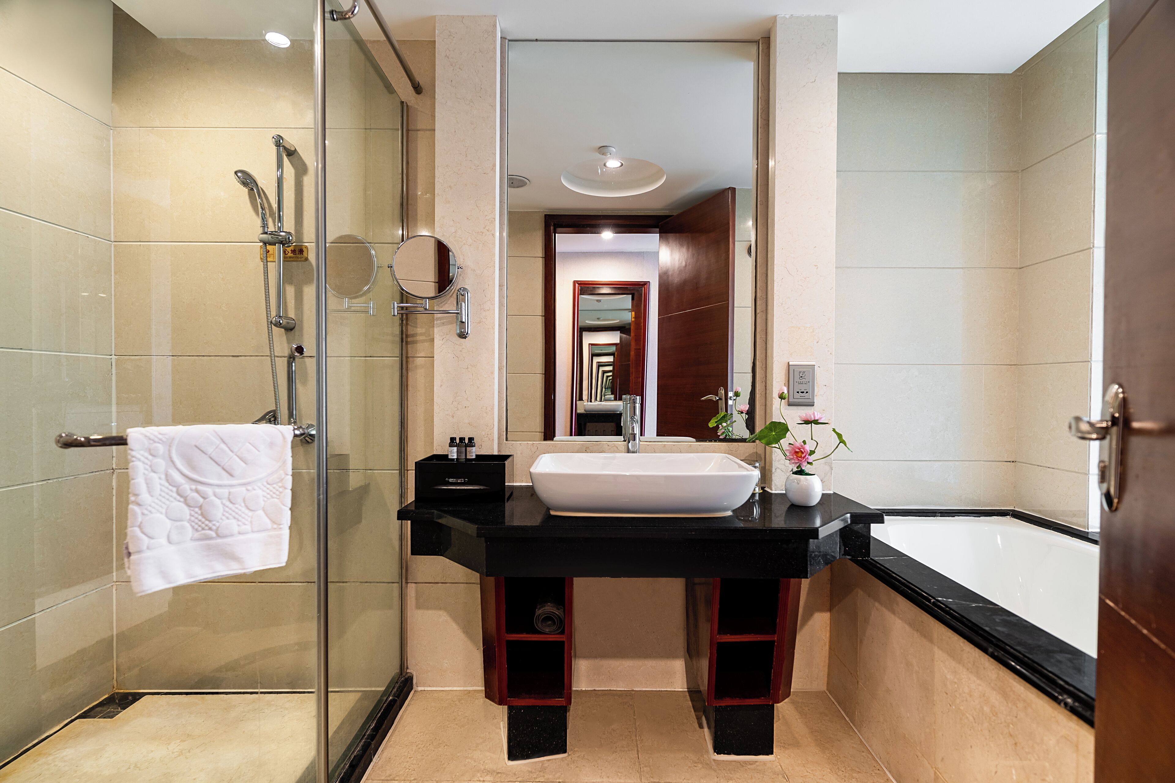 Bañera con ducha, secador de pelo, toallas, shampoo