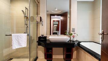 Bañera con ducha, secador de pelo, toallas, shampoo