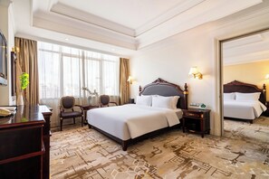 Habitación cuádruple familiar | Espacio para trabajar con un portátil y wifi gratis