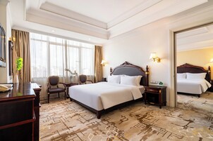 Family Quadruple Room | Laptop workspace, free WiFi