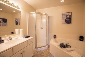 Hair dryer, towels, soap, toilet paper - Beach Getaway Near Indiana Dunes - Funky Miller Beach Townhome (Gary)