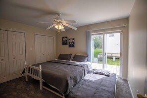 Iron/ironing board, WiFi, bed sheets - Beach Getaway Near Indiana Dunes - Funky Miller Beach Townhome (Gary)