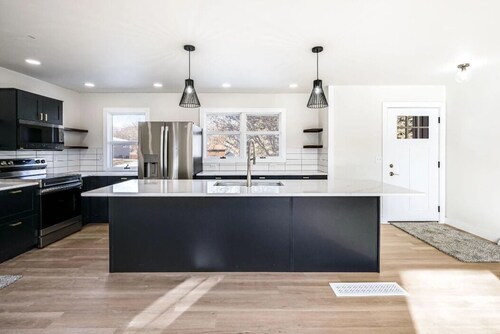 Spacious 4-bedroom house in wonderful Fairmont with AC