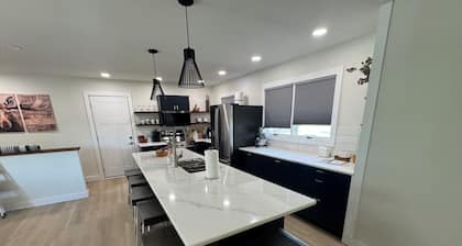 Spacious 4-bedroom house in wonderful Fairmont with AC