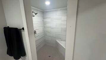 Regadera, toallas, jabón, papel de baño