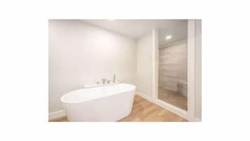 Douche, serviettes fournies, savon, papier toilette