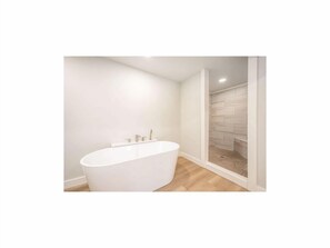 Dusch, handdukar, tvål och toalettpapper