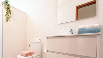 Departamento estándar, vista al jardín | Baño | Secadora de cabello, toallas, papel de baño