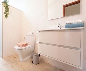 Appartement Standard, vue jardin | Salle de bain