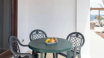 شقة عادية - منظر للحديقة | تناول الطعام بالخارج