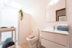 Departamento estándar, vista al jardín | Baño | Secadora de cabello, toallas, papel de baño 