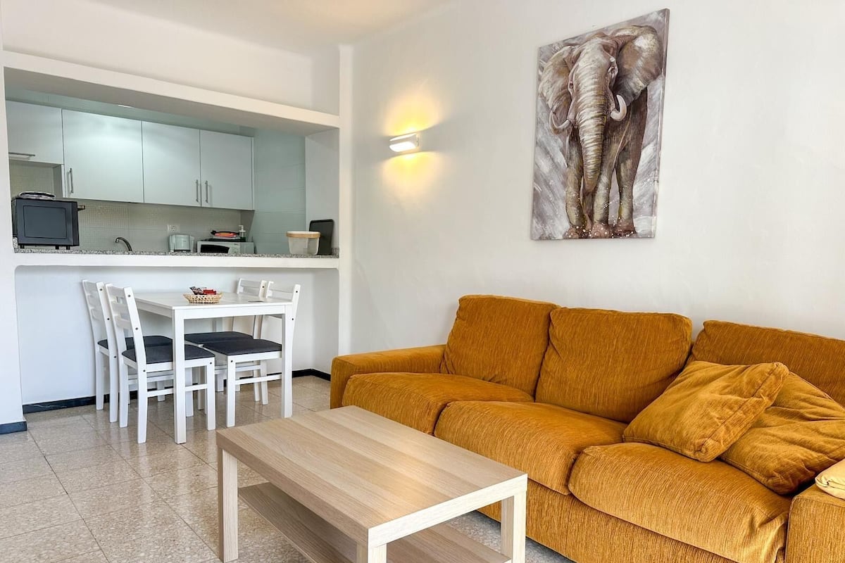 Departamento estándar, vista al jardín | Área de sala de estar