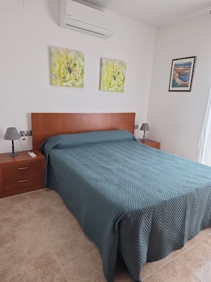 3 slaapkamers, een strijkplank/strijkijzer, wifi, beddengoed