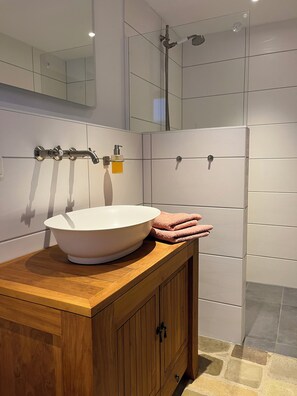 Bruser, hårtørrer, håndklæder, Sæbe