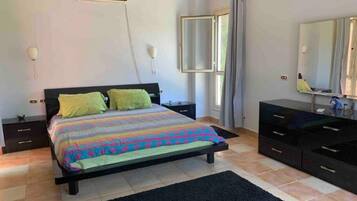 4 bedrooms, iron/ironing board, WiFi, bed sheets