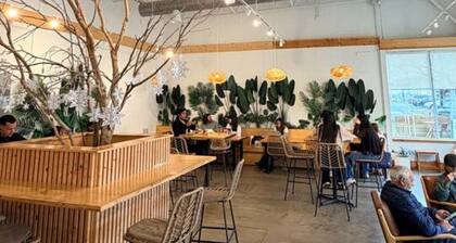 Charlotte Cozy Charm: Cozy Retreat with BBQ Oasis