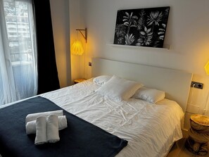 2 habitaciones, tabla de planchar con plancha y cuna de viaje 