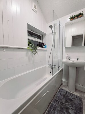 Hair dryer, towels, soap, shampoo - Cosy Central Folkestone 2-Bed Flat with Wi-Fi | Near Station, Beach (Folkestone)