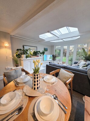 Dining - Cosy Central Folkestone 2-Bed Flat with Wi-Fi | Near Station, Beach (Folkestone)
