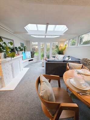 Smart TV, books - Cosy Central Folkestone 2-Bed Flat with Wi-Fi | Near Station, Beach (Folkestone)