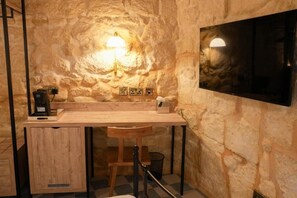 Standard Double Room | Interior - Fourteen Guesthouse  (Żejtun)