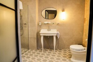 Standard Double Room | Bathroom | Free toiletries, hair dryer, towels, soap - Fourteen Guesthouse  (Żejtun)