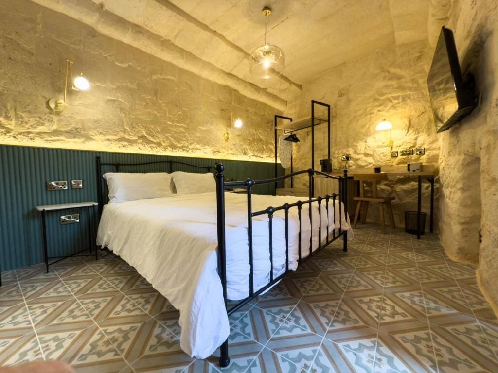 Desk, laptop workspace, iron/ironing board, free WiFi